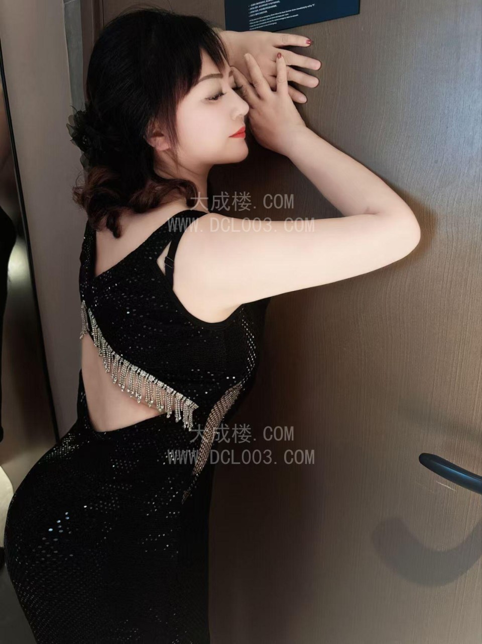 奉贤蜜桃臀少妇