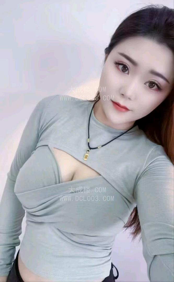 南京南站唯美清新大胸妹