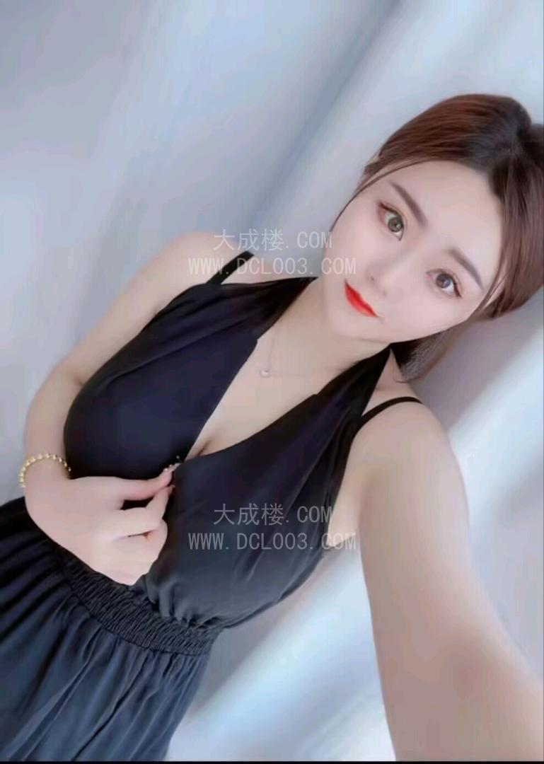 南京南站唯美清新大胸妹