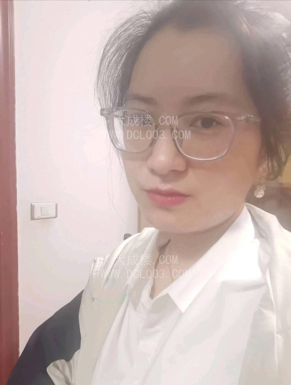 喀什眼镜熟女兼职制服超多