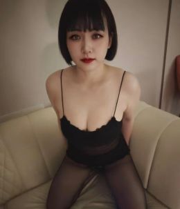 朝阳短发气质御姐